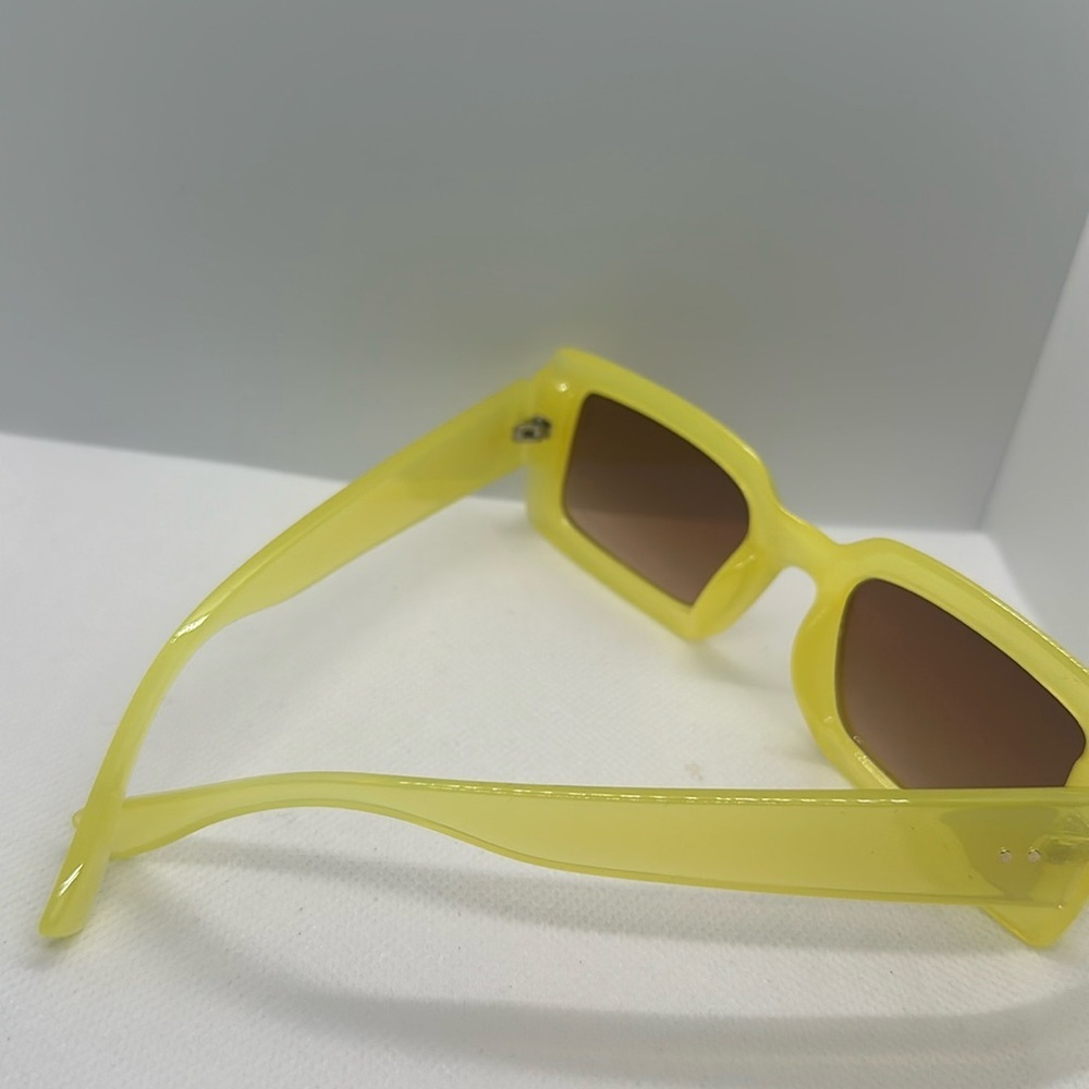 Retro-Chic Yellow Rectangular Sunglasses - 400 UV… - image 15